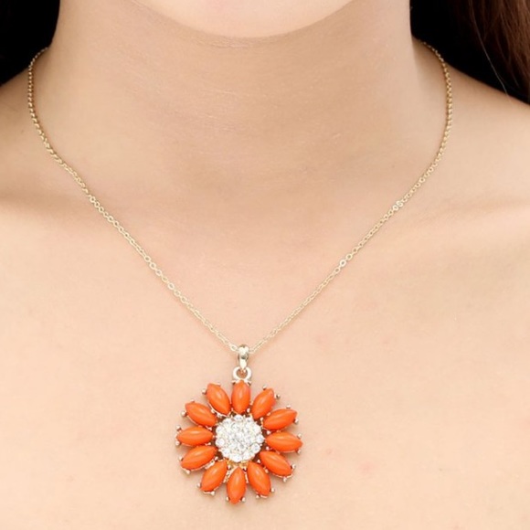 Flower pendant - resin stone and gold-tone brass - Picture 6 of 6